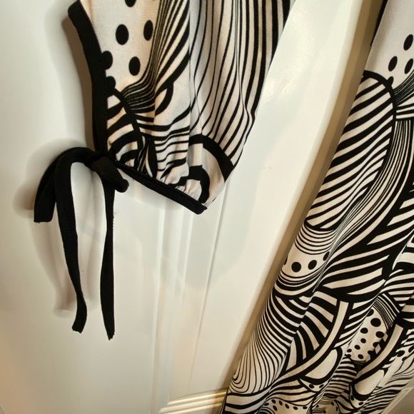 •2/$35• VTG Y2K/Late 90s Black & White Stretchy Bold Patterned Retro Mod Dress - Picture 3 of 6